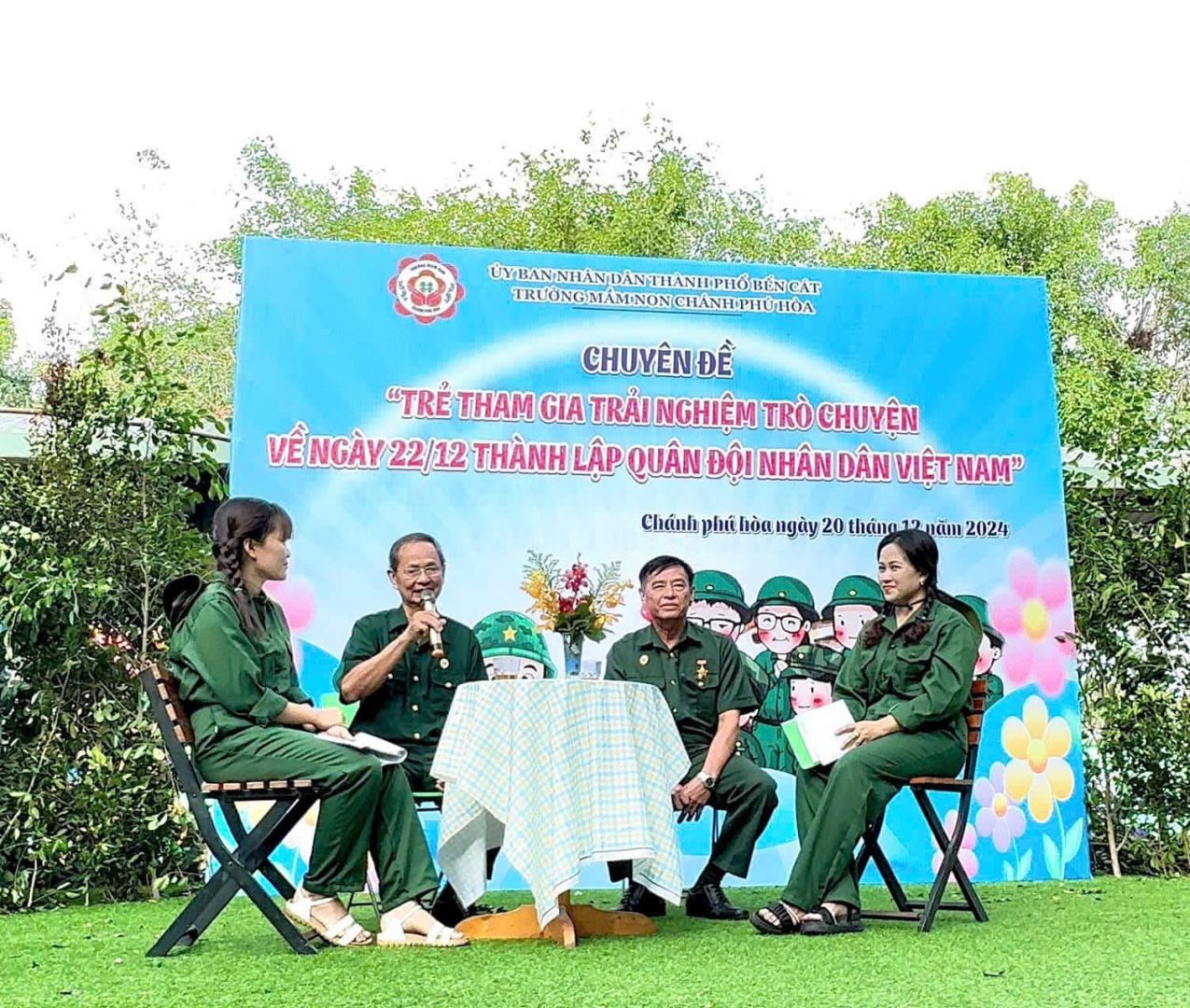 C&oacute; thể l&agrave; h&igrave;nh ảnh về 5 người, c&aacute;i bục v&agrave; văn bản