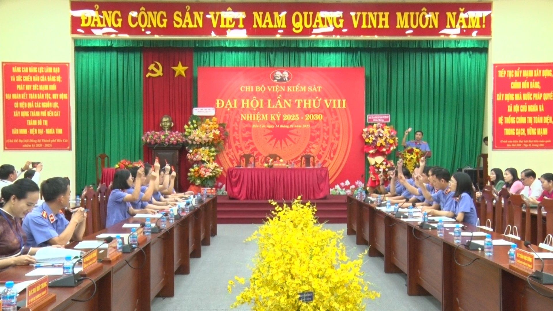 Có thể là hình ảnh về 8 người, cái bục và văn bản