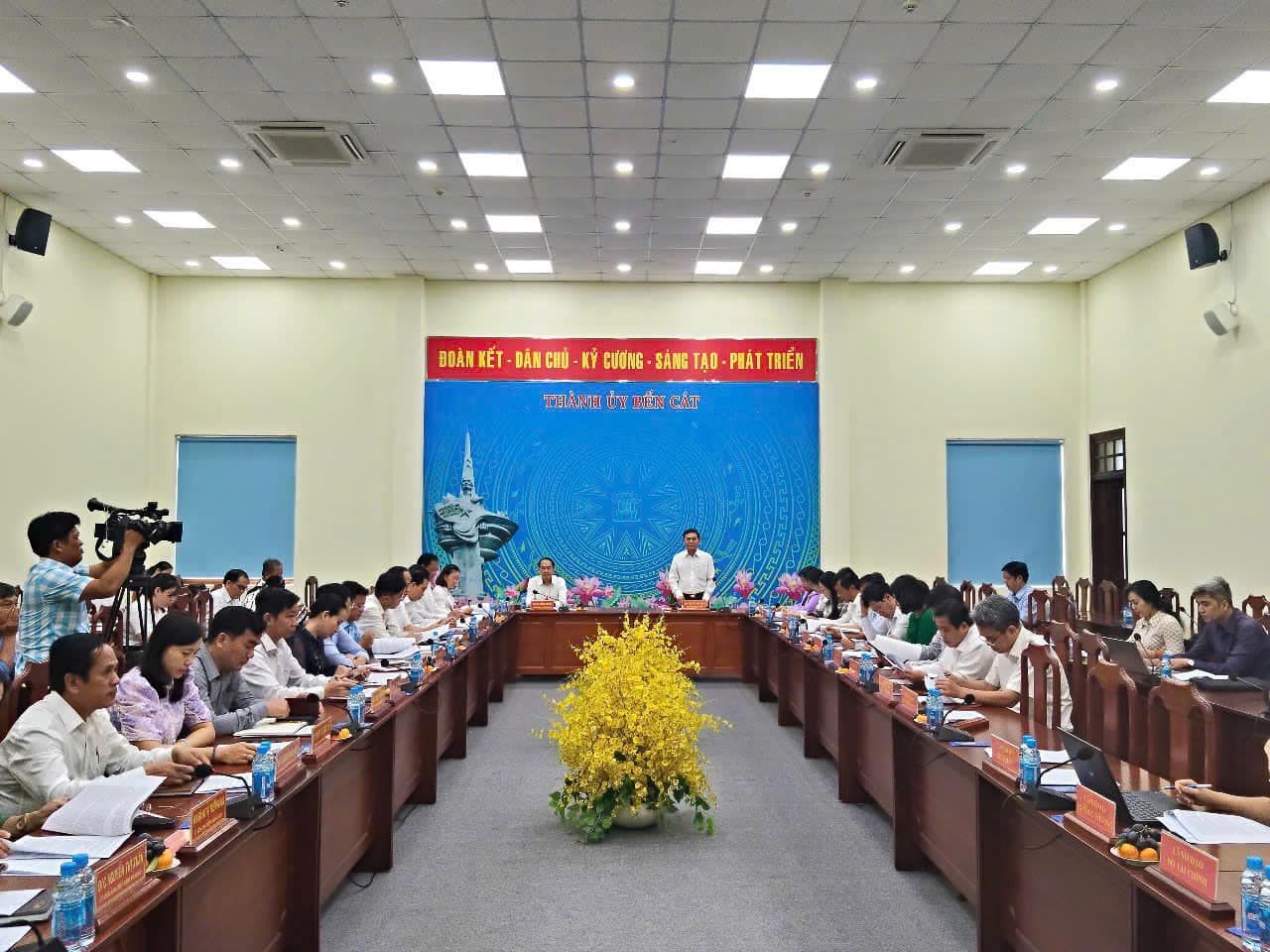 Có thể là hình ảnh về 7 người, mọi người đang học, cái bục, phòng tin tức và văn bản