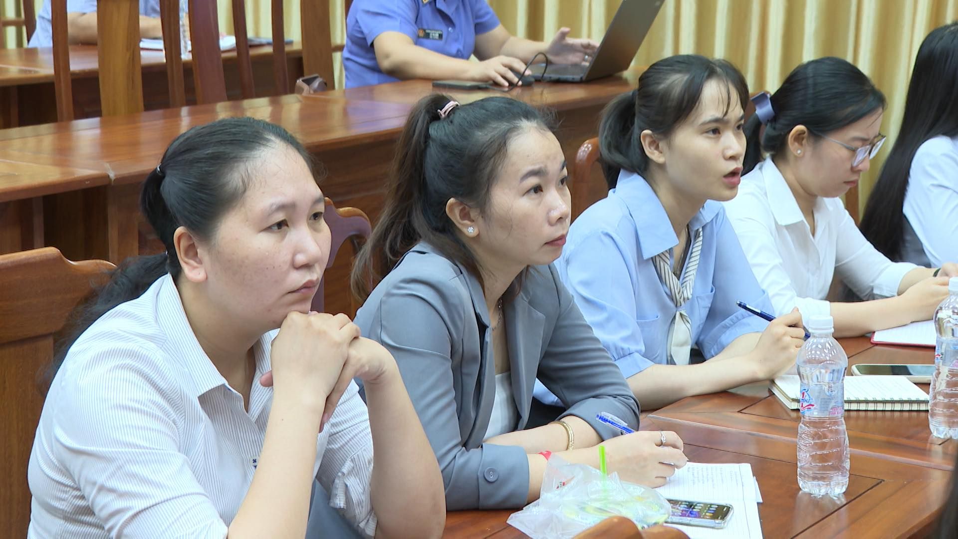 Có thể là hình ảnh về 5 người và mọi người đang học