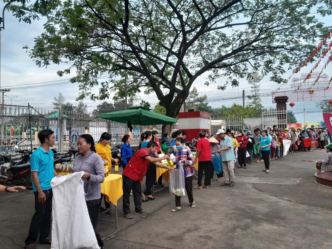 Có thể là hình ảnh về 7 người và đám đông