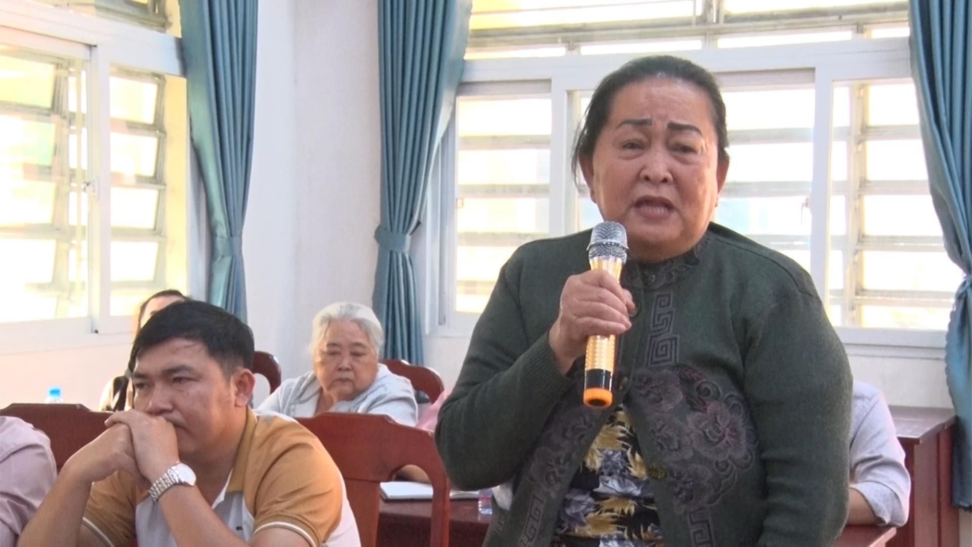Có thể là hình ảnh về 3 người