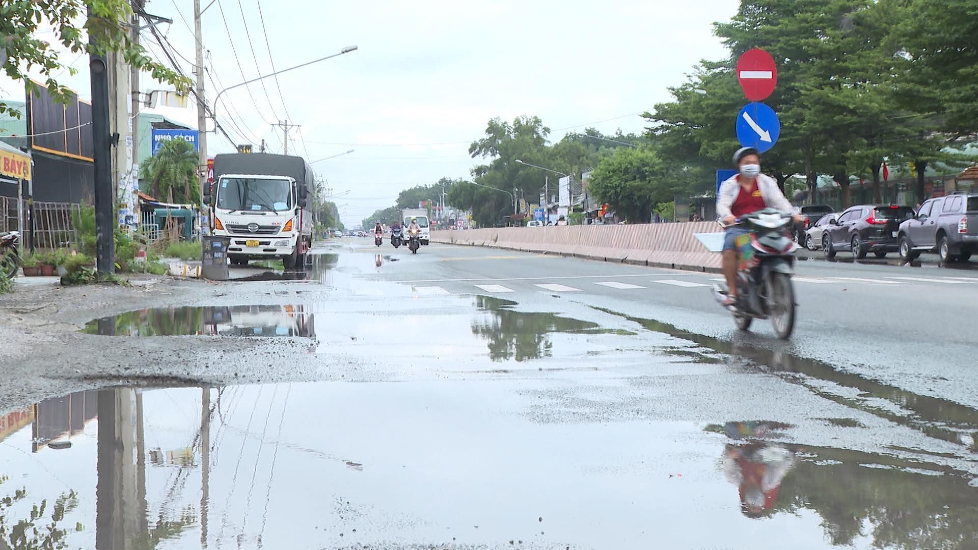 Có thể là hình ảnh về 2 người, xe scooter, xe môtô và đường phố