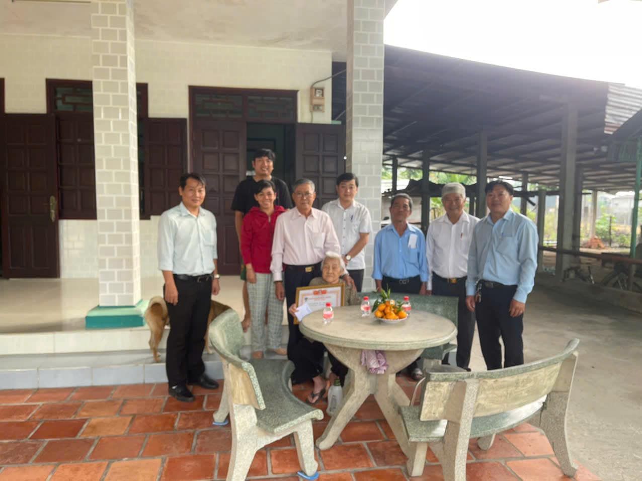 Có thể là hình ảnh về 7 người