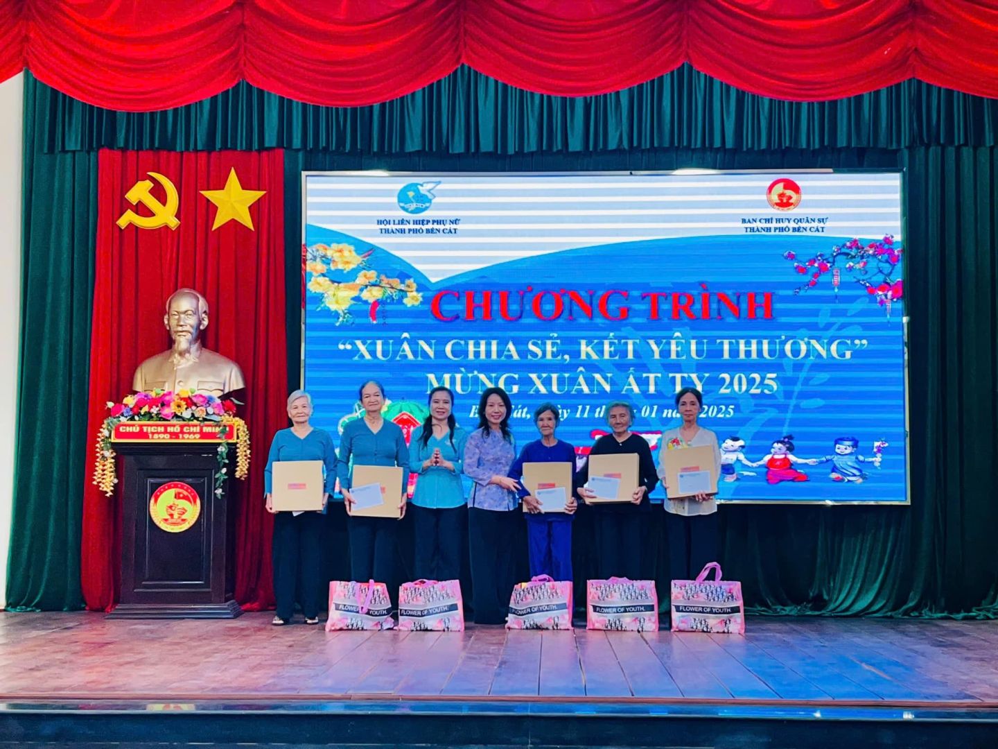 Có thể là hình ảnh về 7 người, cái bục và văn bản