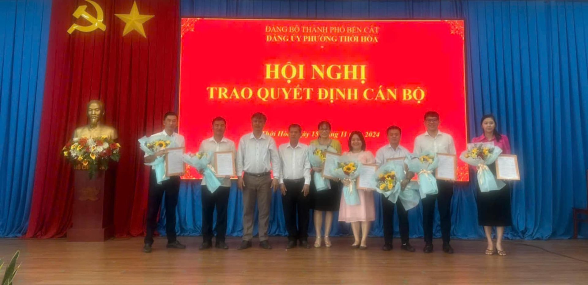 Có thể là hình ảnh về 9 người và văn bản