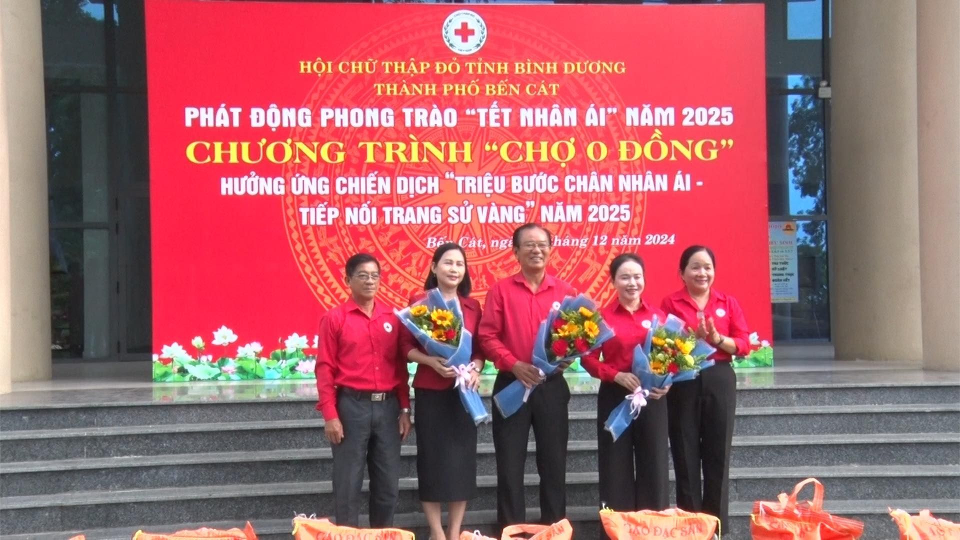 Có thể là hình ảnh về 5 người và văn bản cho biết 'HỘI CHỮ THẬP ĐỎ TINH BÌNH DƯƠNG THÀNH PHό BẾN CÁT PHÁT ĐÔNG PHONG TRÀO "TẾT NHÂN ÁI" NAM 2025 CHƯƠNG TRÌNH "CHỢ o ĐỒNG" HƯỞNG ỨNG CHIẾN DỊCH "TRIỆU BƯỚC CHÂN NHÂN ÁI TIẾP NÔI TRANG SỬ VÀNG NĂM 2025 Bê háng 12 năm 2024 ngi やS'