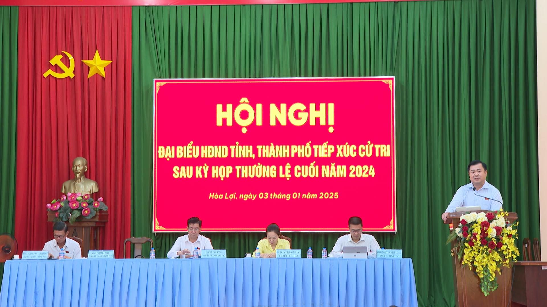 Có thể là hình ảnh về 6 người, cái bục, đền thờ và văn bản