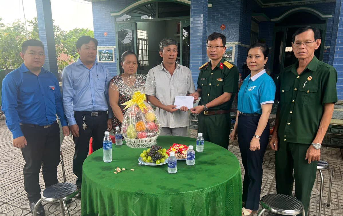 C&oacute; thể l&agrave; h&igrave;nh ảnh về 7 người v&agrave; văn bản