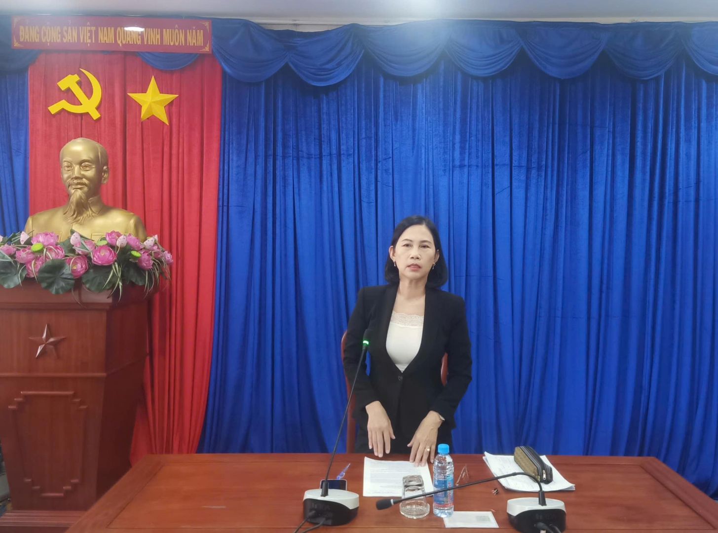 C&oacute; thể l&agrave; h&igrave;nh ảnh về 1 người, Ph&ograve;ng Bầu dục v&agrave; văn bản