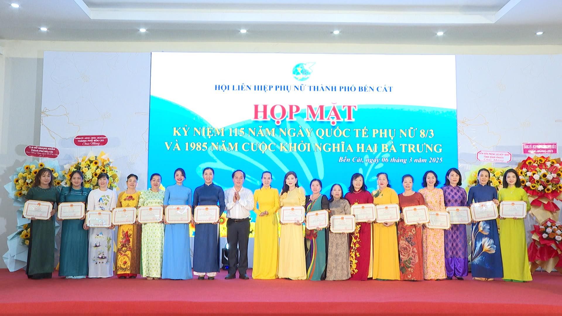 Có thể là hình ảnh về 15 người, hoa, cái bục và văn bản cho biết 'HỌI IÊN ዘዚ NỮ THÀNH PHO BENCAT HOP MẠT κΥ NIỆM 115 NIEM115NAMNGAY NĂM QUỐC TÊ NỮ 8/3 VÀ 1985 NĂM CUỘC KHỞI NGHĨA HAI BA TRƯNG TR Bến Cải, σον nênacia.agathingindme2028 06 thàng năm 2025 സര் உஸ்'