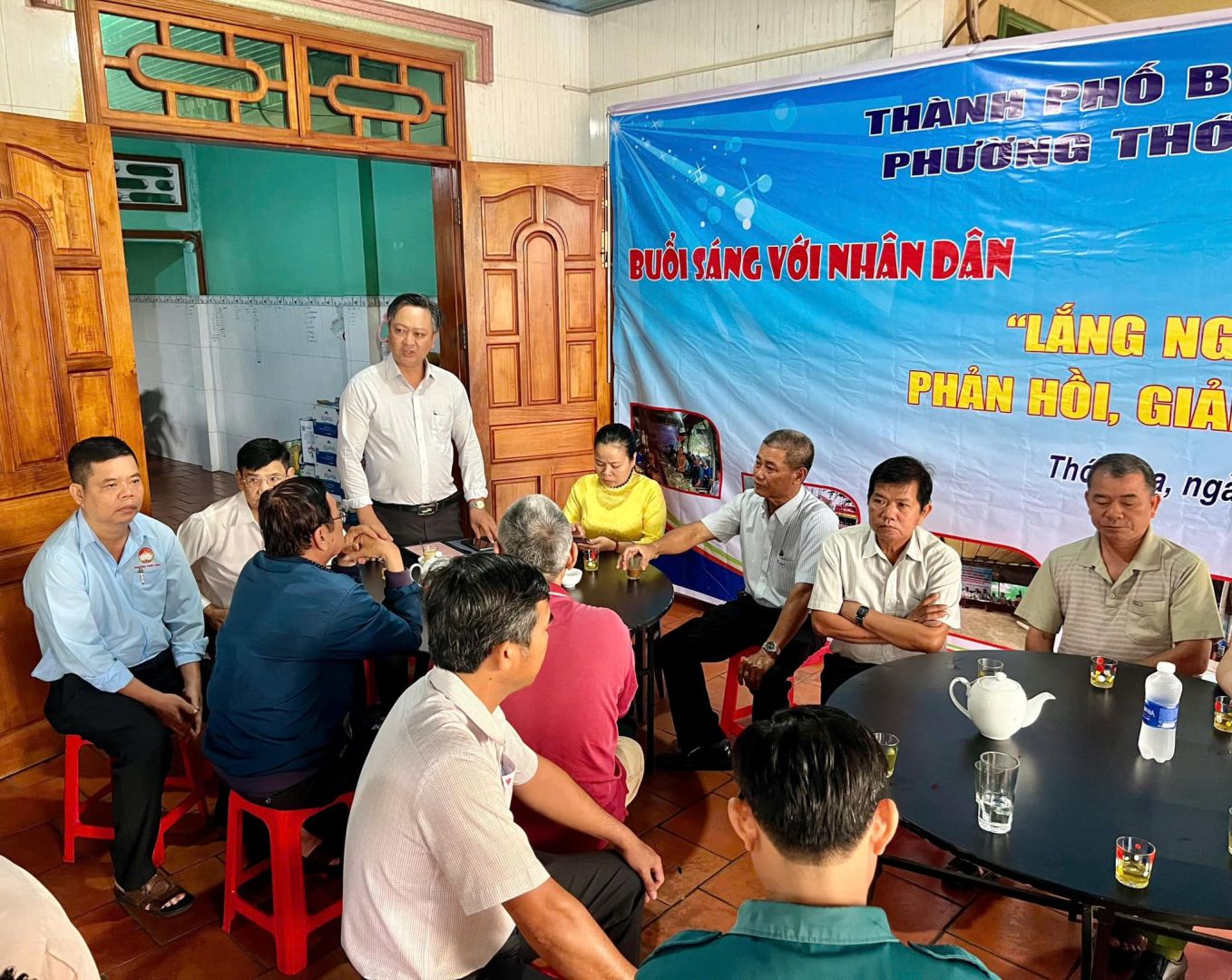 Có thể là hình ảnh về 10 người và văn bản cho biết '通度 THό BUỔI BUỞISÁNGVŐINHÂNDÂN NHÂN SÁNG VỚI "LẮNG NG PHÂN HỒI, GIẢ Th a, nga ten 1 A Aлac'