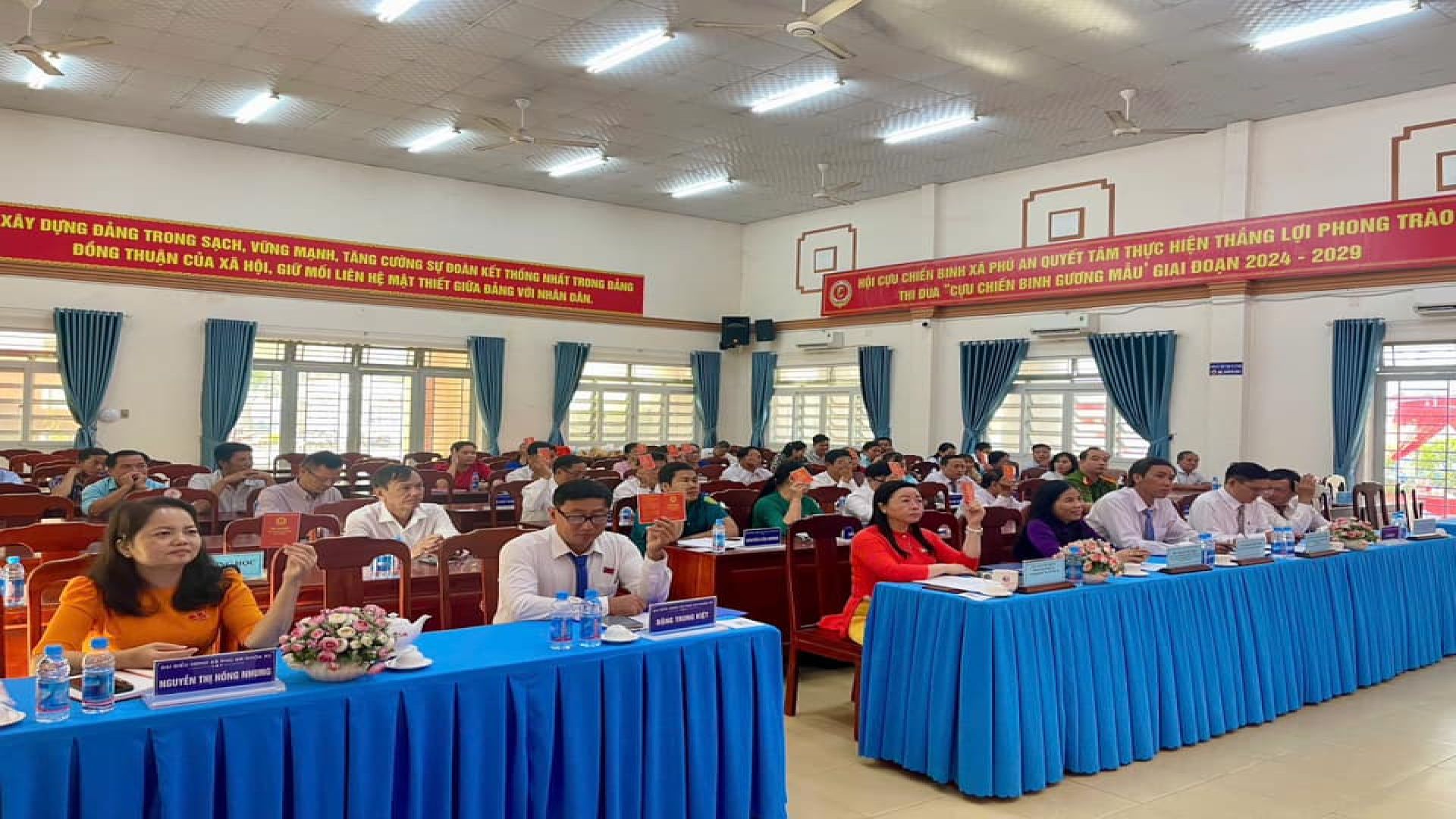 Có thể là hình ảnh về 4 người và văn bản cho biết 'XÂY DỤNG ĐÀNG TRONG SẠCH, VỪNG MANH, TẮNG CƯƠNG ĐOÀN KẾT KET THỐNG ĐÓNG THUẬN CUA A AH HỘI, GIỮ MÓI LIỆ IÊN NH MA MAT THIẾT GIỮA ÁNG VỚI ĐÂN THẤT TRING RONGBÁNG DÁNG © # CHIẾN BINHXAP PHU QUYẾT TẮM THỰC HIỆN THÁNG LỢI PHONG TRÀO THBUA "CUU CHIẾN BINH GƯƠNG MAU GIAI ĐOẠN 2024 2029 a NSUYIN'