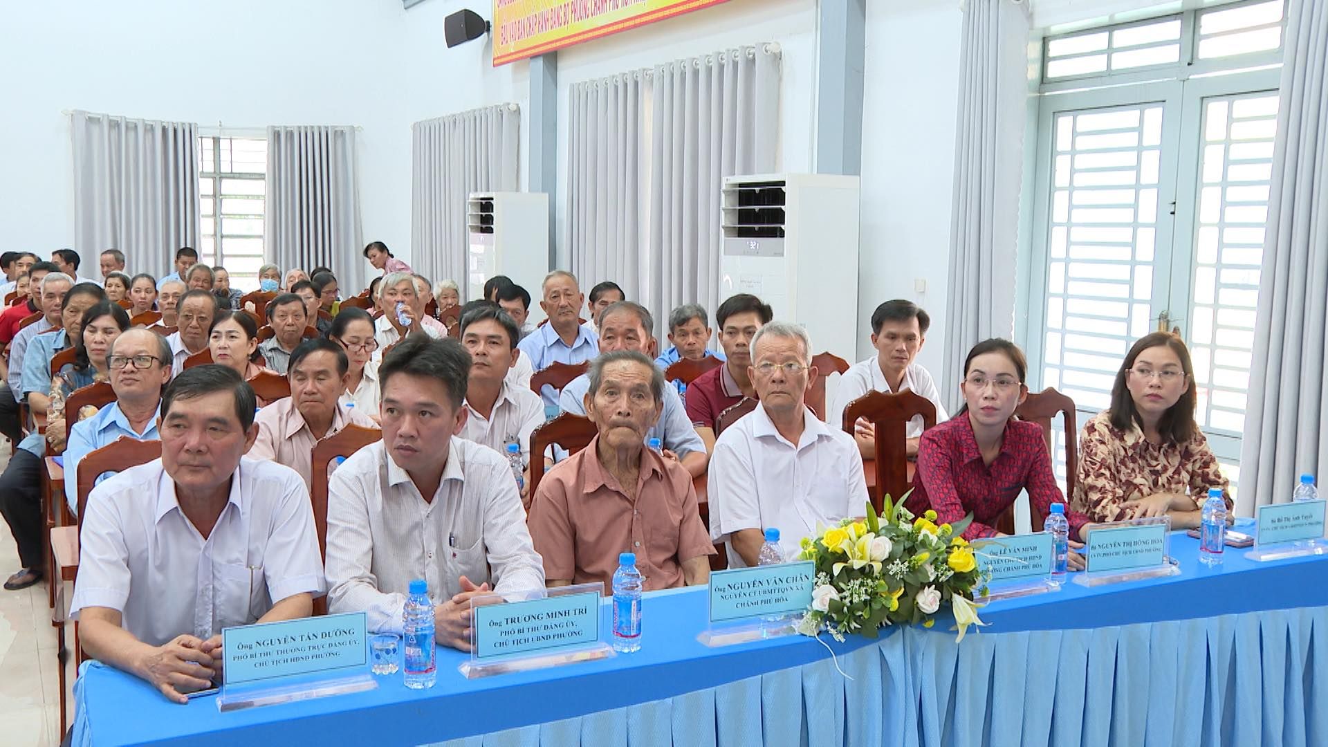 Có thể là hình ảnh về 4 người, cái bục và văn bản