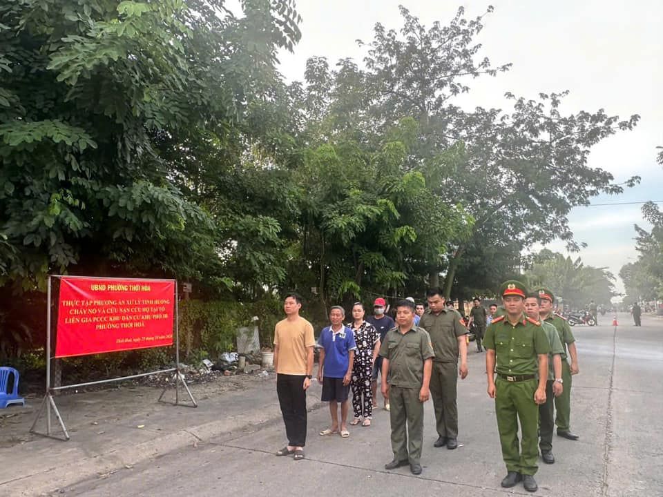 Có thể là hình ảnh về 8 người và văn bản