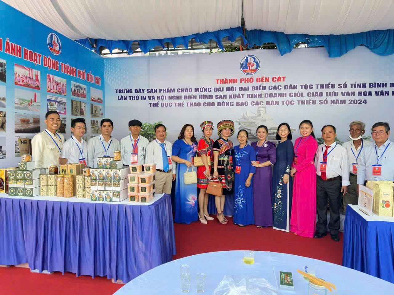 Có thể là hình ảnh về 14 người và văn bản