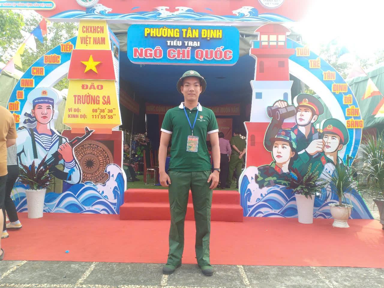 Có thể là hình ảnh về 2 người và văn bản cho biết 'ច VIEEGAM VIET CHXHCN VIỆT VIỆTNAM NAM nΕP BUOC CHR PHƯỜNG TÂN ĐỊNH TIỂU TRẠI NGÔ CHÍ QUỐC RNH T ĐẢO TRƯỜNG SA vĨ VÌĐỘ: 08'38' KINHDỘ:11f55'55" 30" KINH DỠ: 11155'55" TRÊ TÂN OINH DA SÂN SÀNG কা'