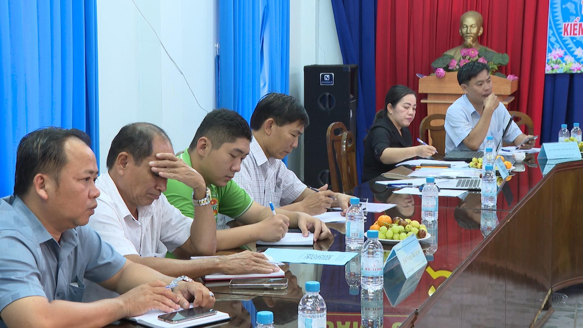 Có thể là hình ảnh về 4 người và văn bản