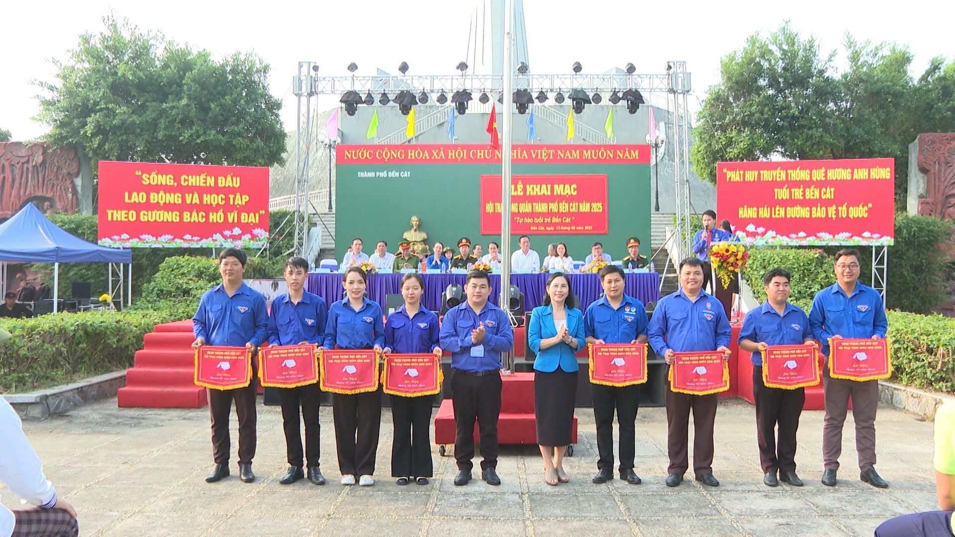 Có thể là hình ảnh về 10 người và văn bản