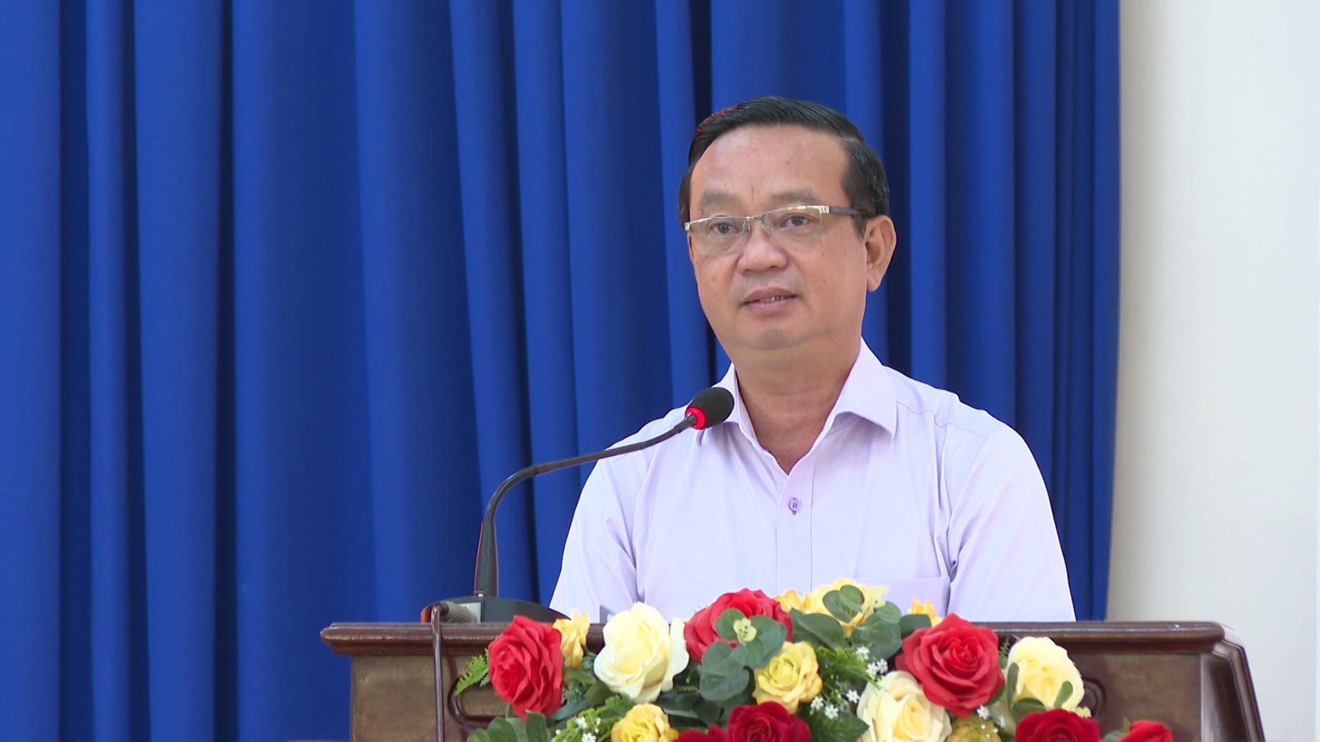 Có thể là hình ảnh về 1 người và cái bục