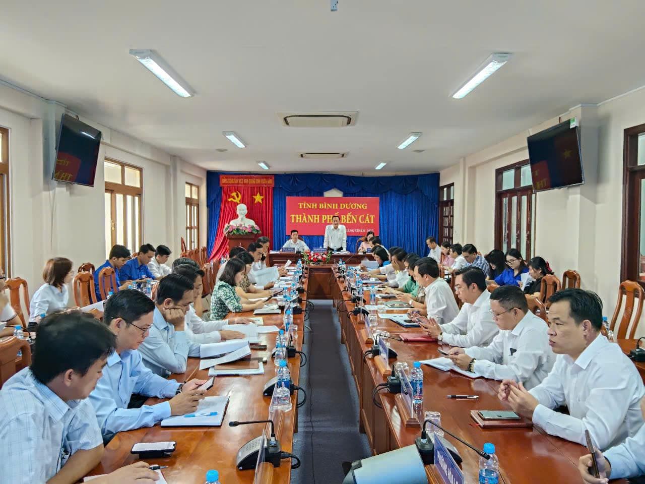 Có thể là hình ảnh về 4 người và văn bản cho biết 'TÍNHBINHDƯƠNG TÍNH INHDƯƠNG ƯƠNG THÀNH THÀNHPHÓBÉNCÁT PHBEN BẾN CAT PH ENA സெഗര'