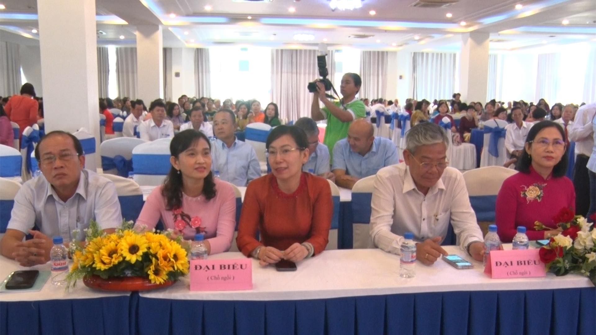 Có thể là hình ảnh về 5 người và văn bản