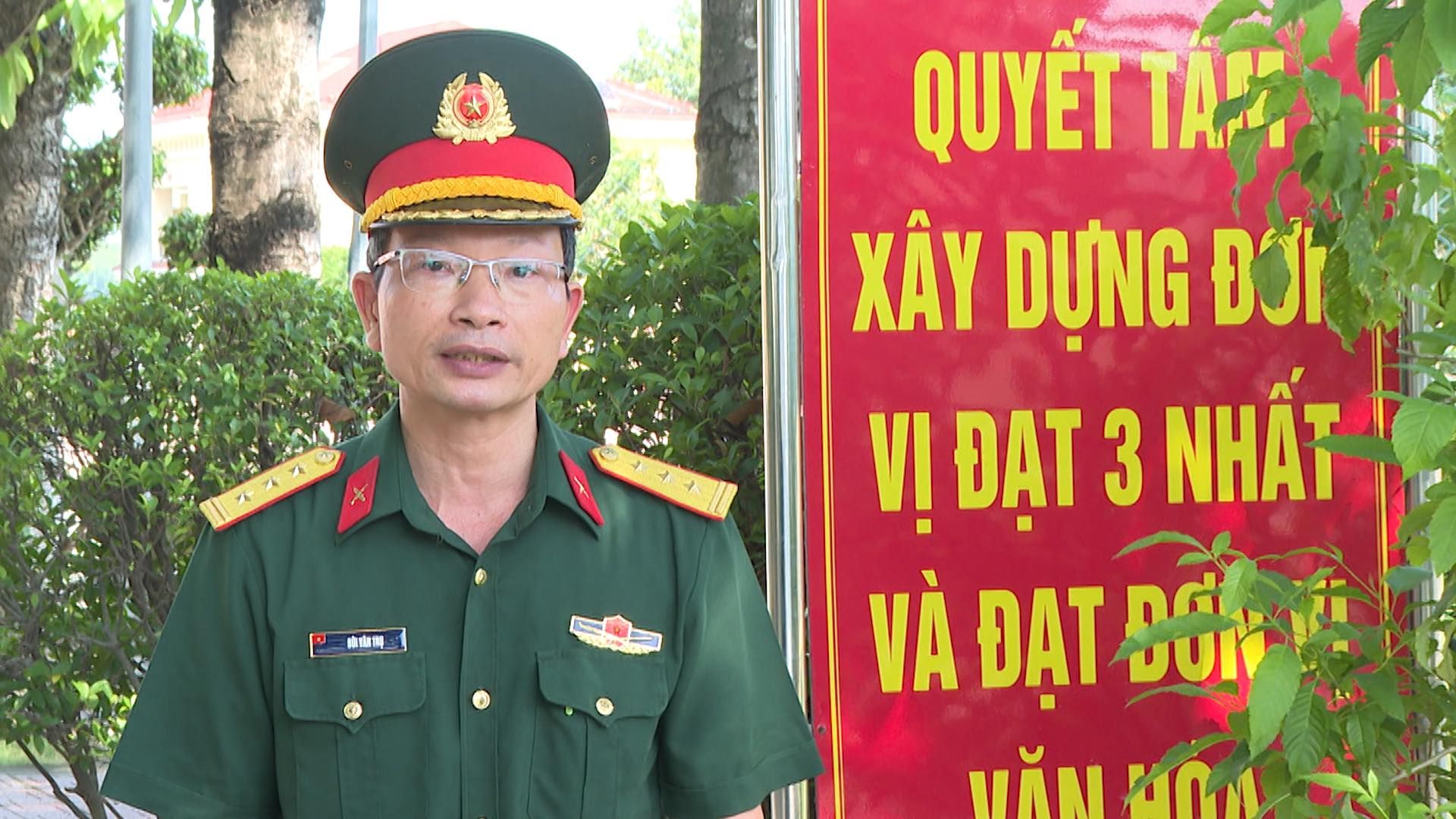 Có thể là hình ảnh về 1 người và văn bản cho biết '庭由餅 O QUYẾT TAP XÂY DỰNG ป VỊ ĐẠT 3 NHẤT VÀ ĐẠT ቦራ DoK VĂNAOA VĂN O'