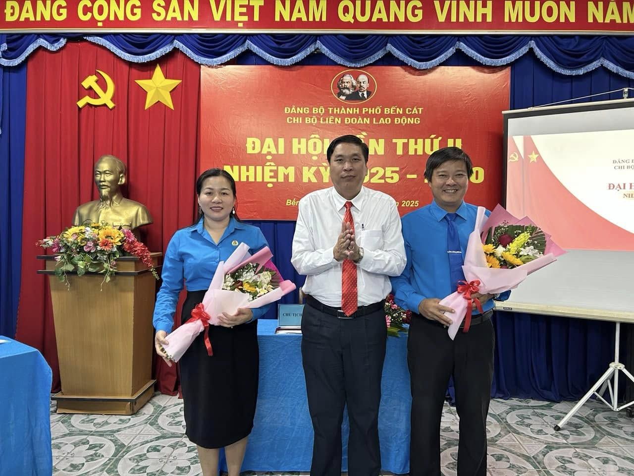 C&oacute; thể l&agrave; h&igrave;nh ảnh về 3 người v&agrave; văn bản cho biết 'ĐANG CONG SAN VIET NAM QUANG VINH MUON NAI ん ĐẰNG D&Aacute;NGBỘTHANHPHŐB&Eacute;NCAT Bo TH&Agrave;NH PHỐ B C&Aacute;T CH Bo LI&Ecirc;N ĐO&Agrave;N LAO ĐỘNG ĐẠI H&Ocirc;I NHIỆM KỲ N &tau;&Eta;й 25- 25-1F-0 D B&eacute;n Đ&Aacute;NG 2025 ĐẠI NE 魔休 MA'