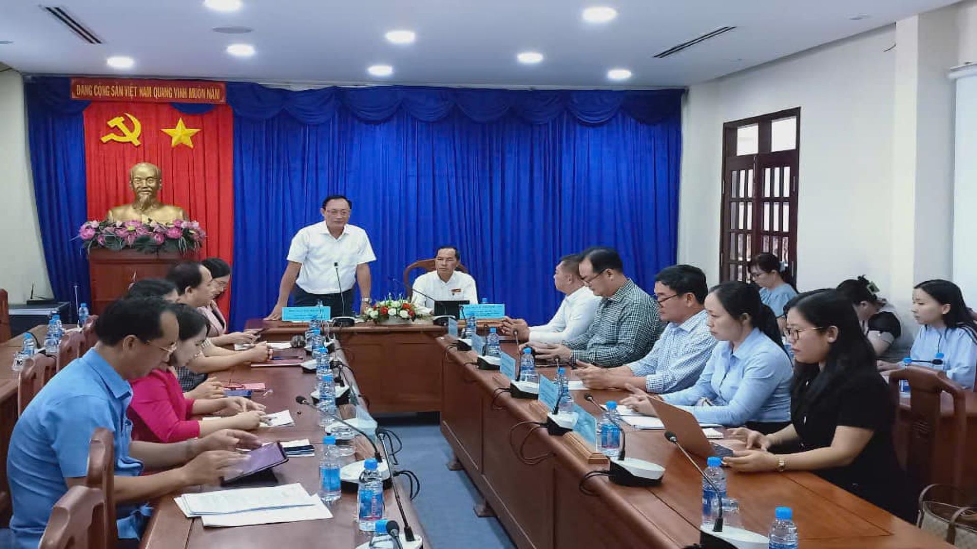 Có thể là hình ảnh về 9 người và văn bản