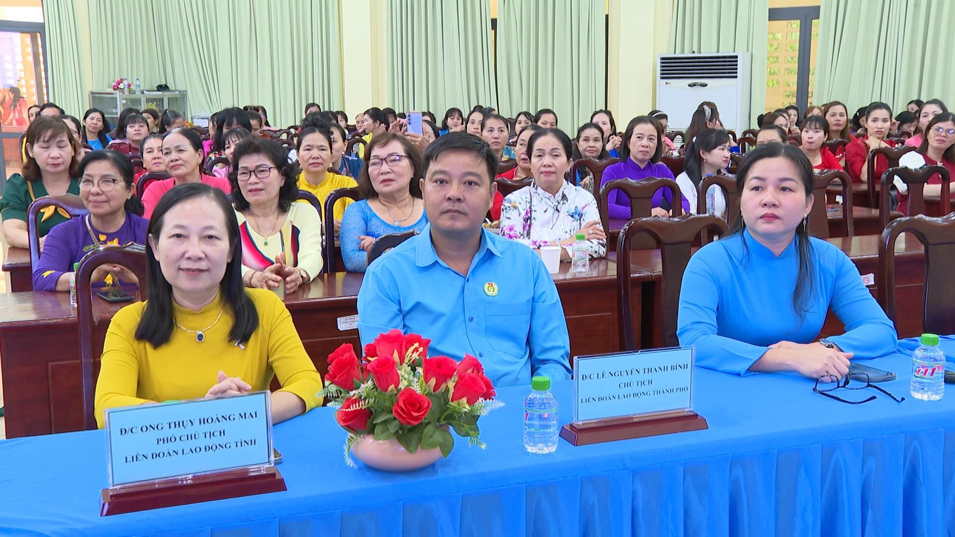 Có thể là hình ảnh về 4 người, cái bục và văn bản