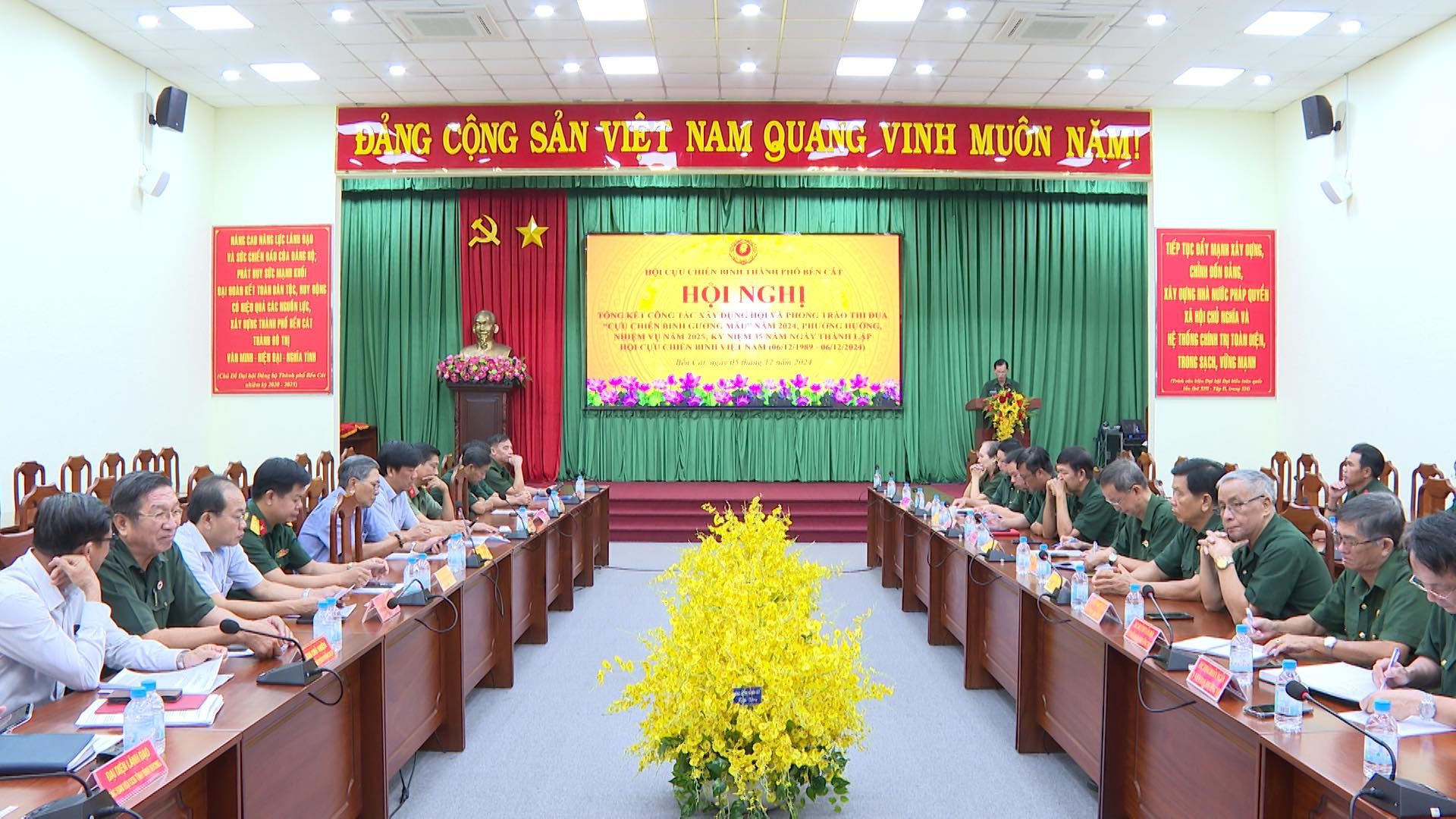 Có thể là hình ảnh về 7 người, cái bục, đền thờ và văn bản