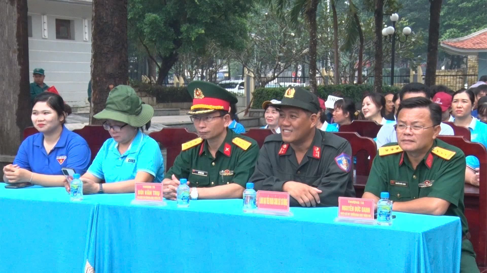 Có thể là hình ảnh về 7 người và văn bản