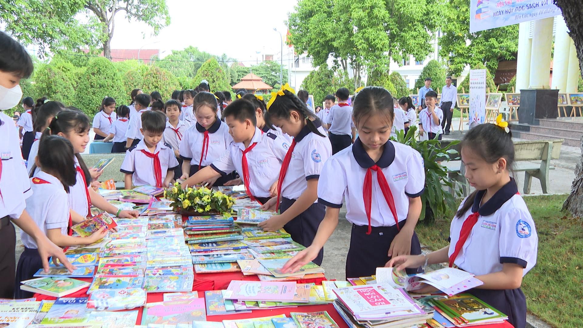 C&oacute; thể l&agrave; h&igrave;nh ảnh về 5 người, mọi người đang học v&agrave; văn bản