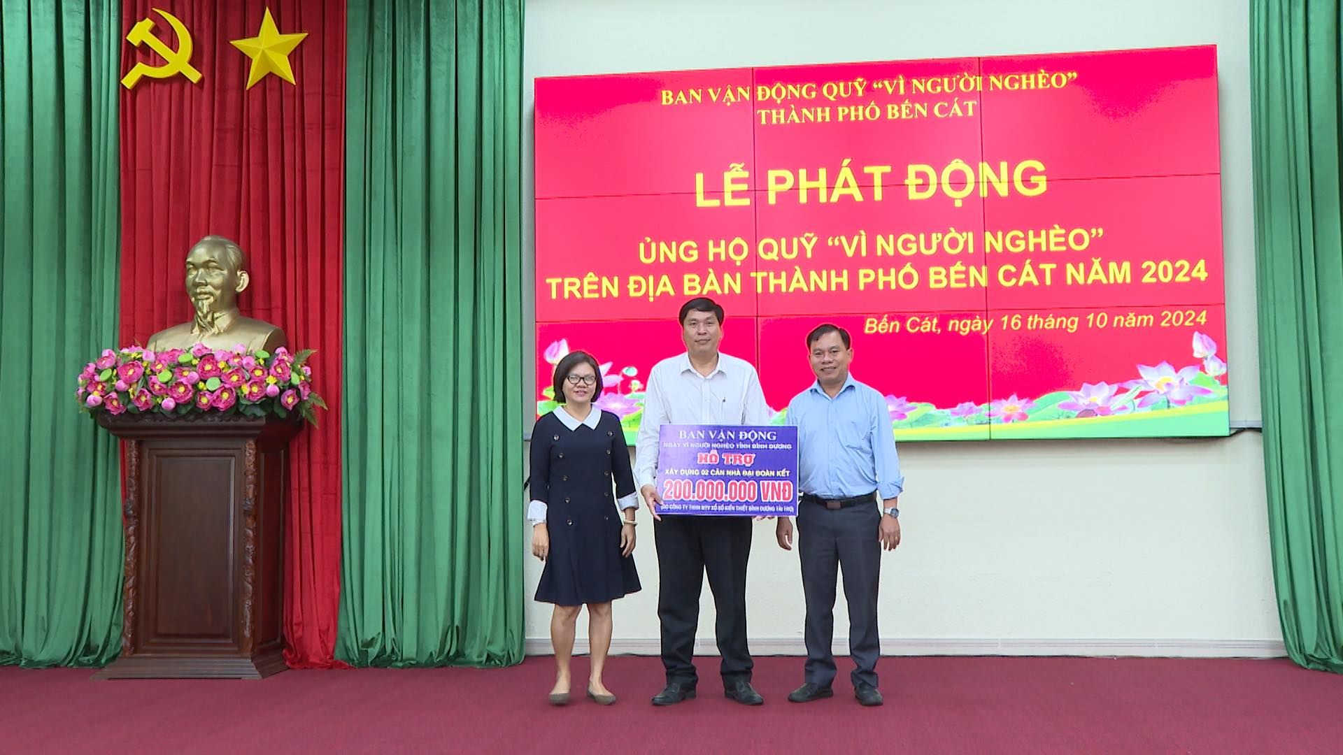 Có thể là hình ảnh về 3 người, cái bục và văn bản