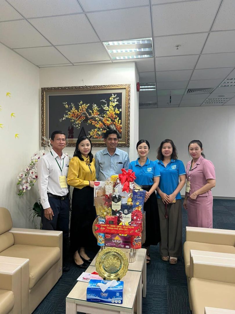 Có thể là hình ảnh về 6 người, bệnh viện và văn bản