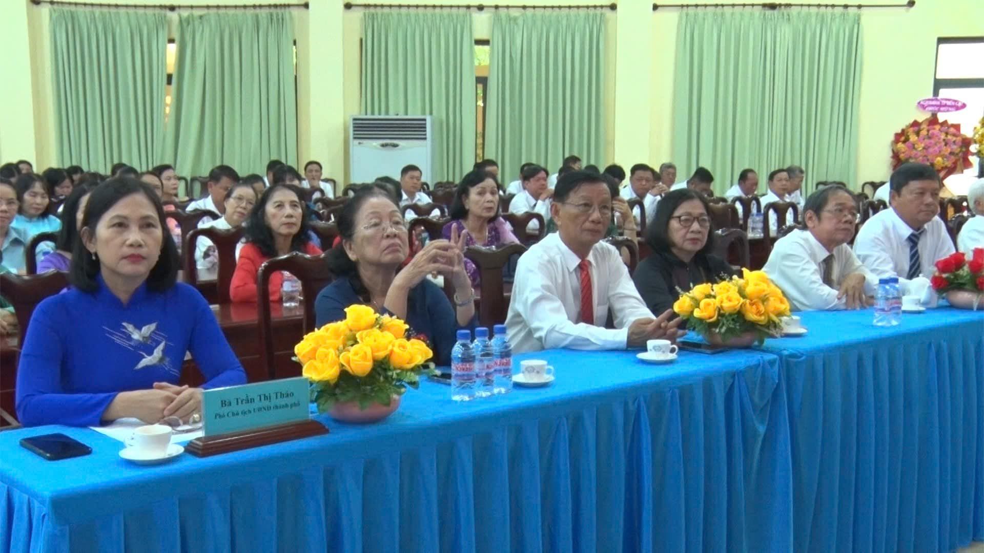 Có thể là hình ảnh về 3 người, cái bục và văn bản