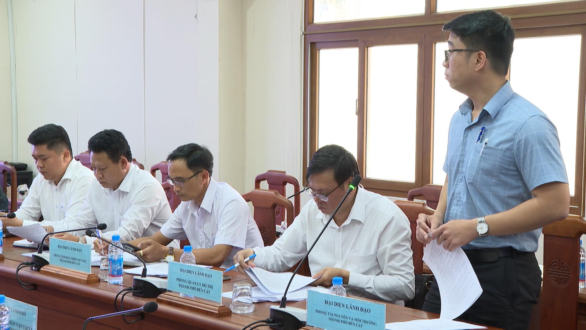 Có thể là hình ảnh về 4 người, mọi người đang học và văn bản