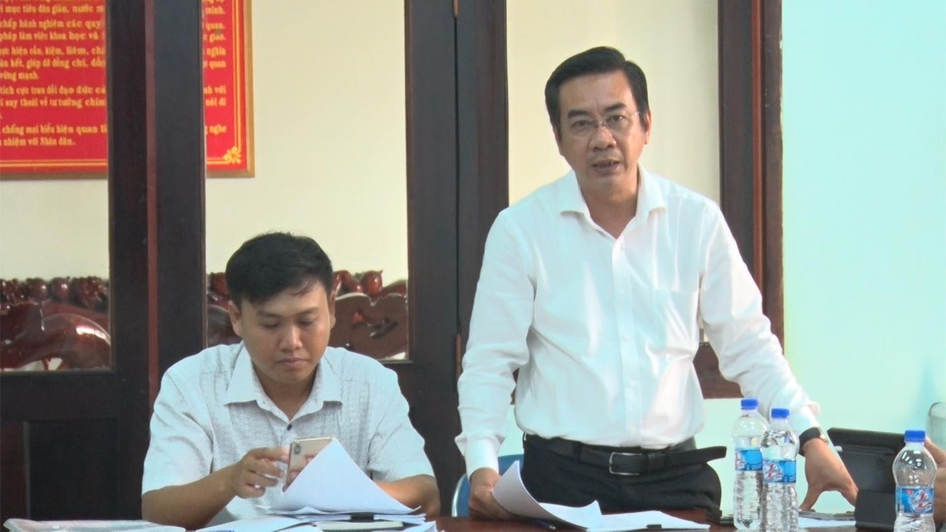 C&oacute; thể l&agrave; h&igrave;nh ảnh về 2 người v&agrave; văn bản