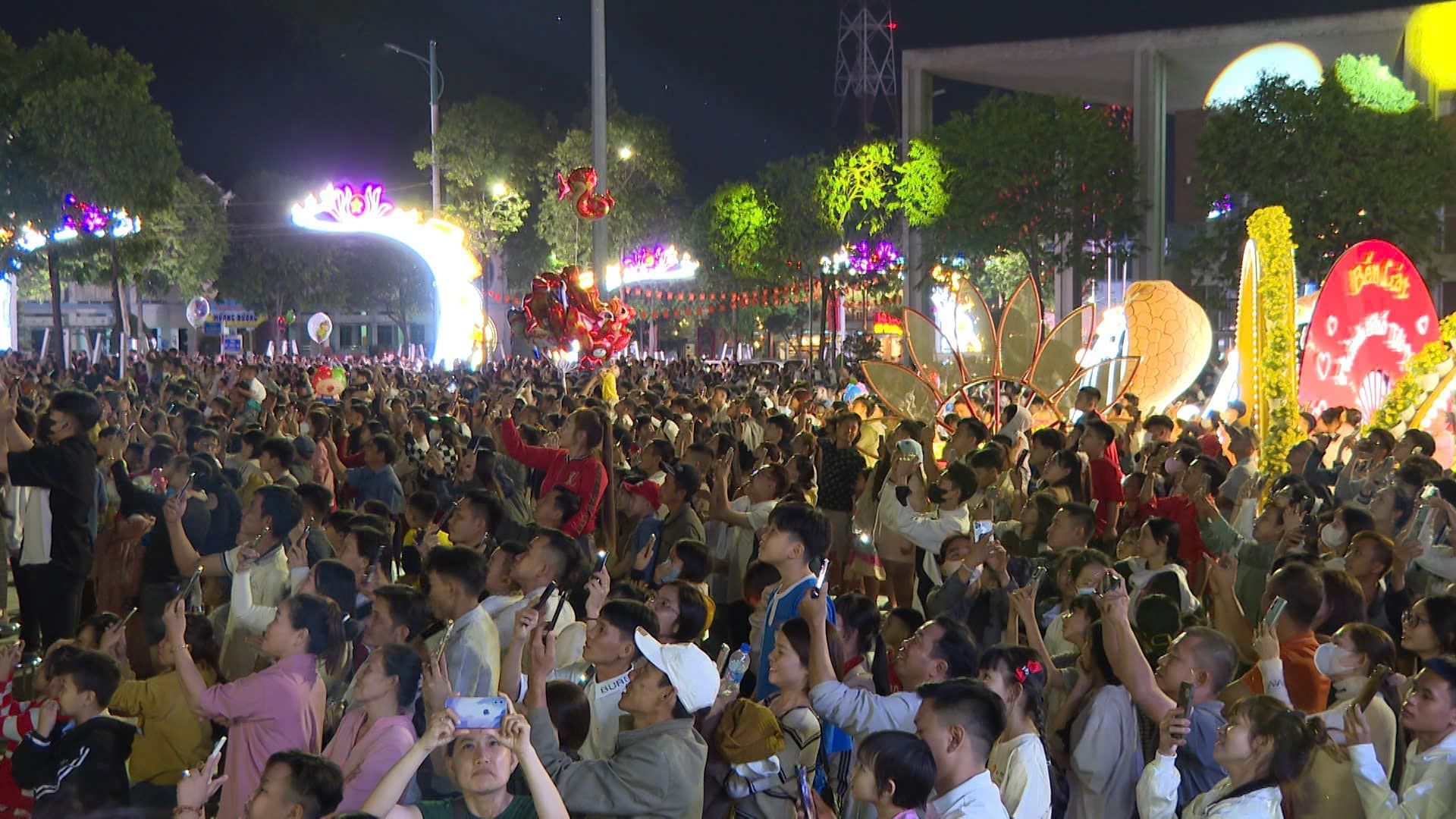 Có thể là hình ảnh về một hoặc nhiều người, thiết bị chiếu sáng, đám đông và văn bản