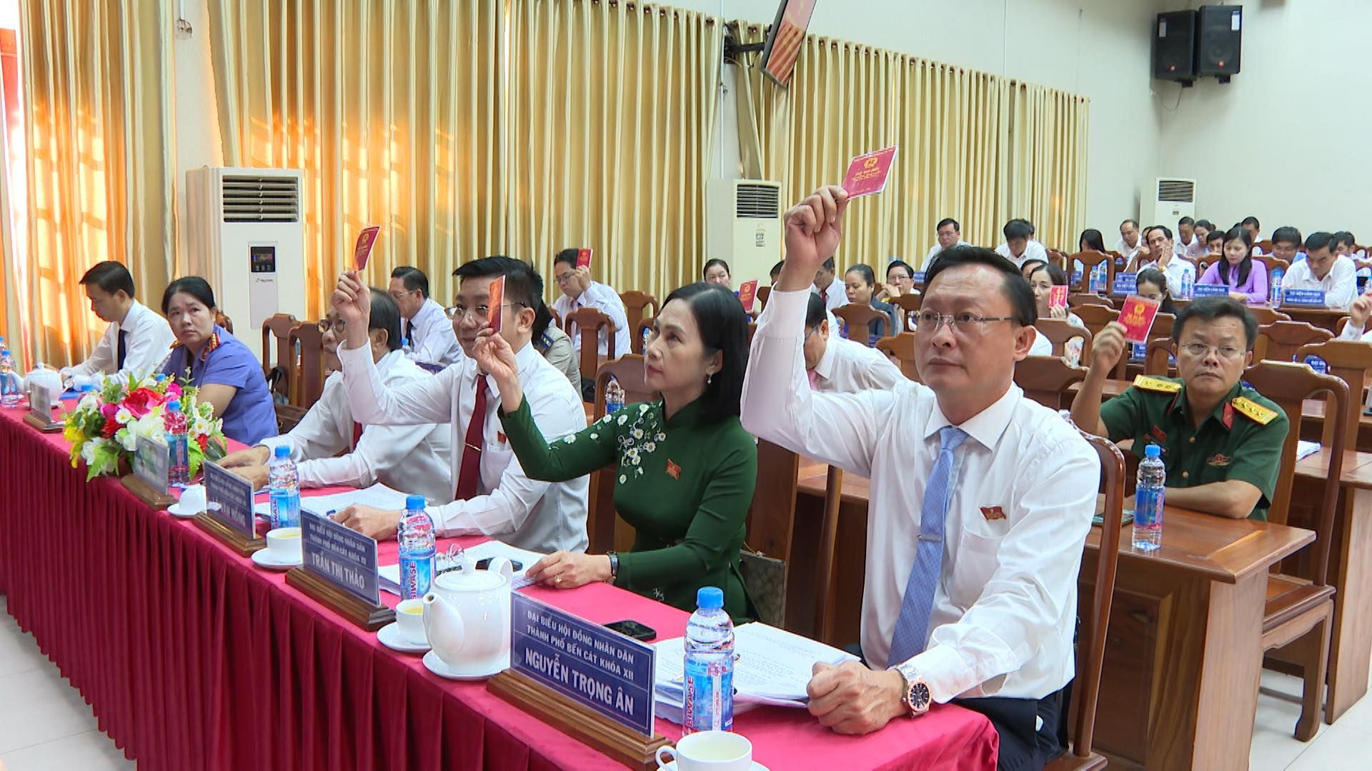 Có thể là hình ảnh về 4 người, cái bục và văn bản