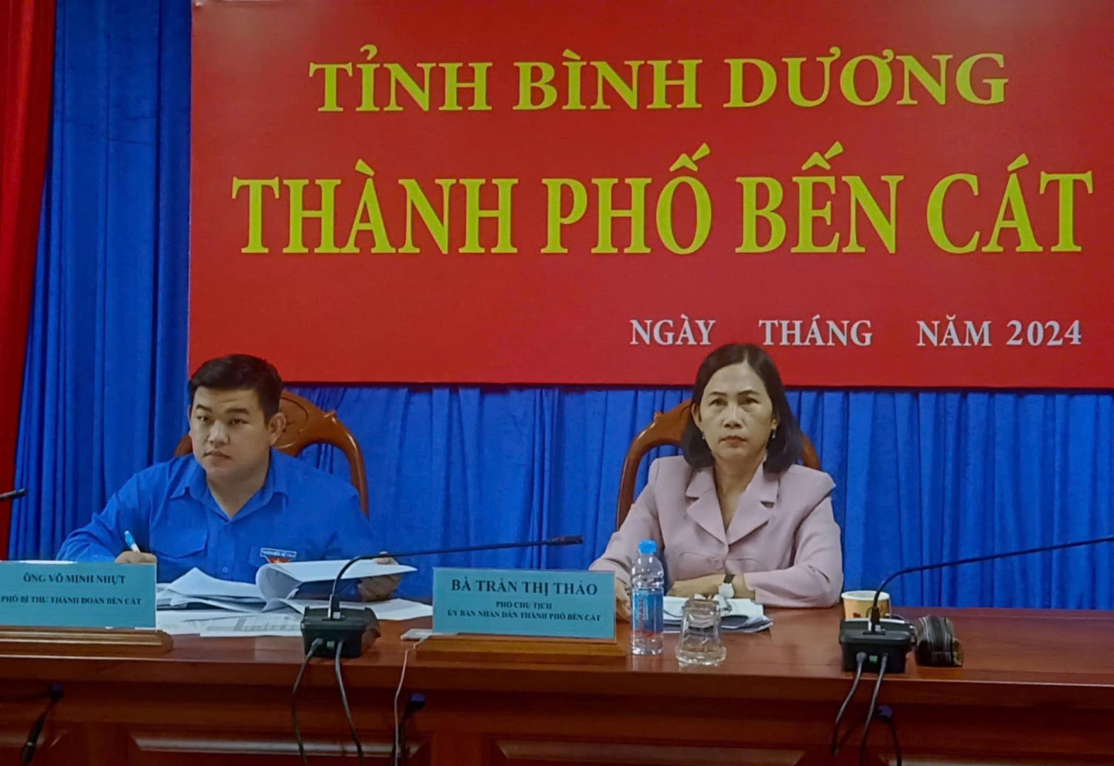 Có thể là hình ảnh về 2 người và văn bản