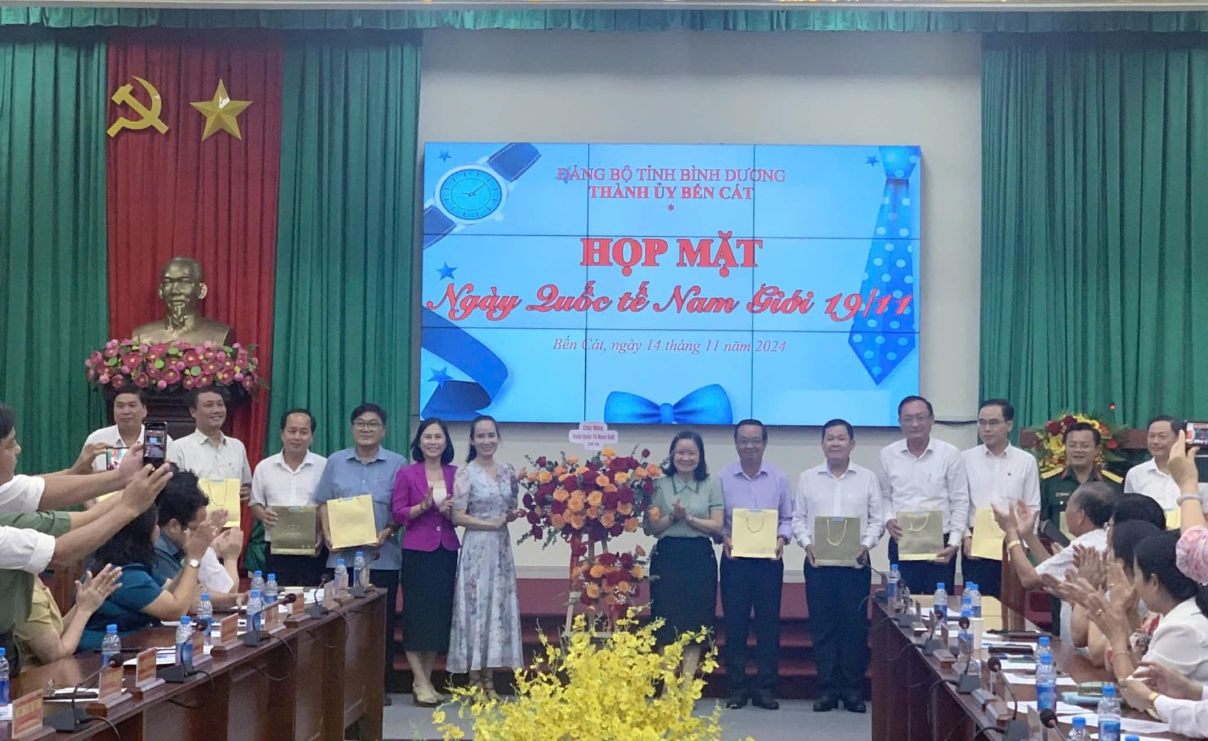 Có thể là hình ảnh về 15 người, đền thờ và văn bản