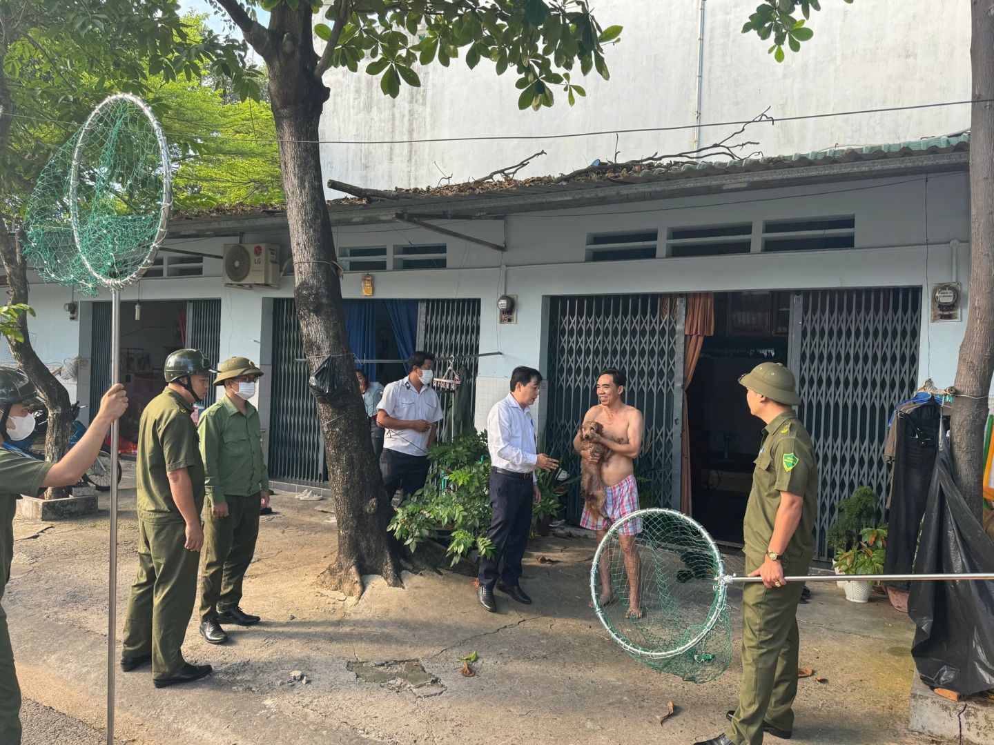 Có thể là hình ảnh về 8 người và cây