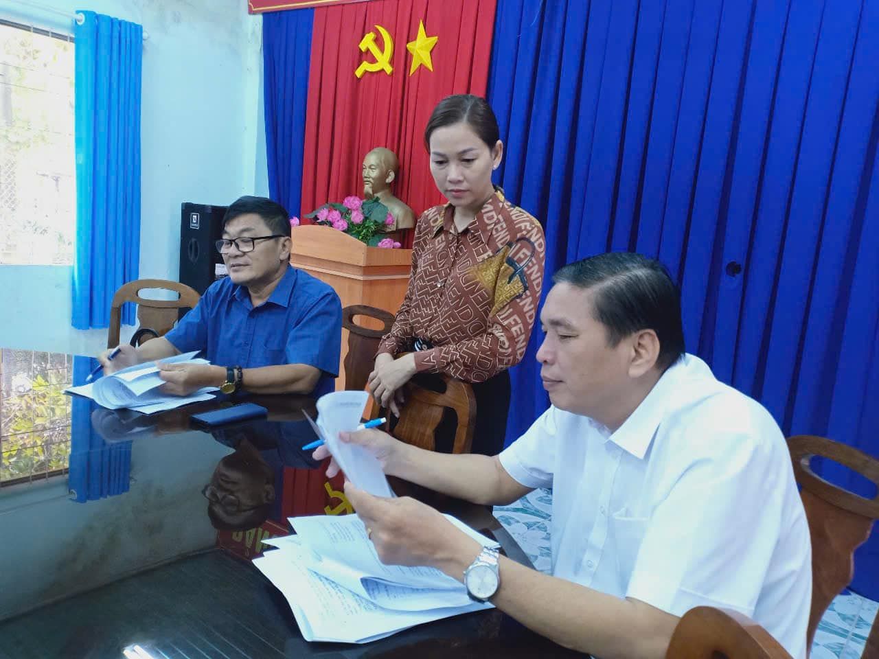 Có thể là hình ảnh về 3 người