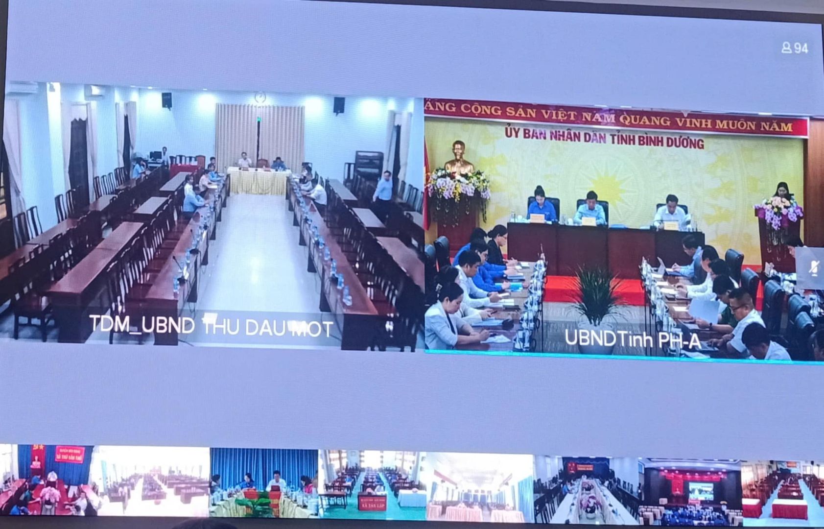 Có thể là hình ảnh về 5 người, TV, cái bục và văn bản
