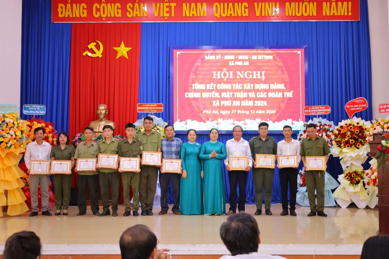 Có thể là hình ảnh về 16 người, cái bục và văn bản