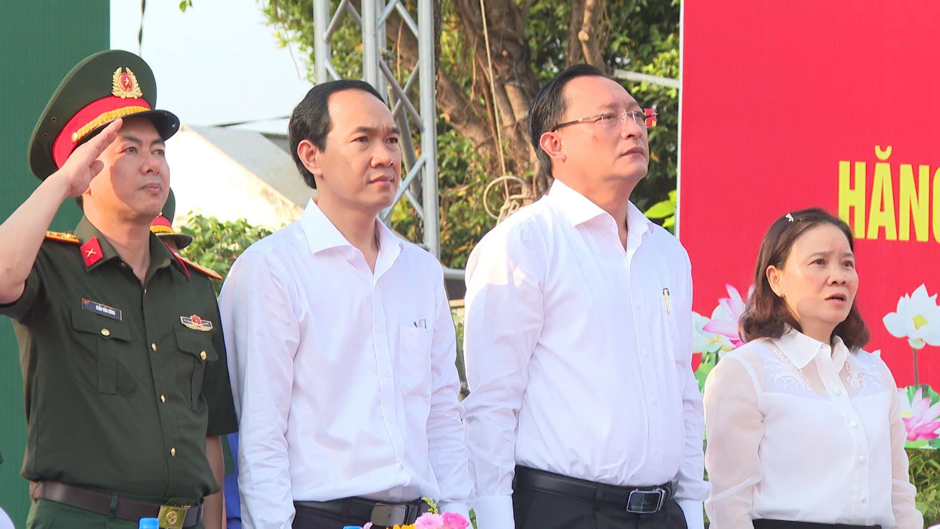 Có thể là hình ảnh về 4 người và văn bản cho biết 'HĂN'