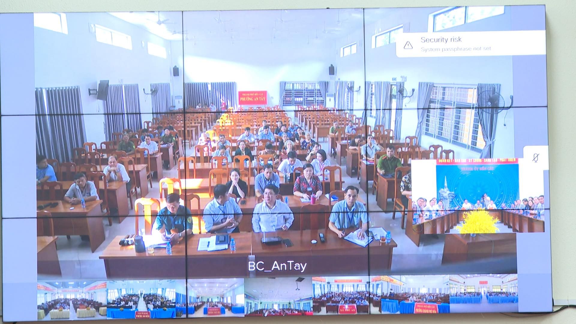 C&oacute; thể l&agrave; h&igrave;nh ảnh về 2 người, TV v&agrave; văn bản