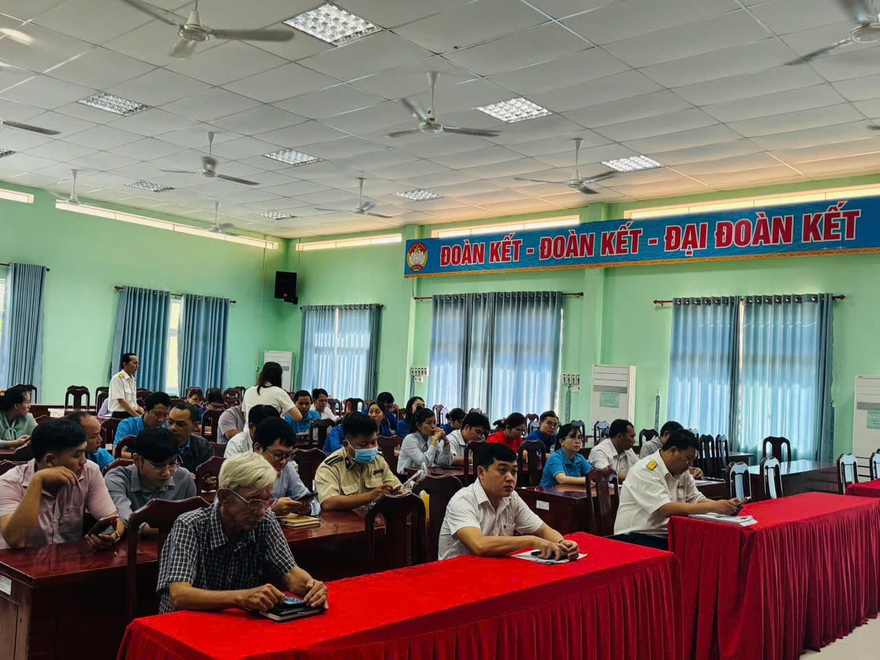 Có thể là hình ảnh về 3 người, mọi người đang học, bệnh viện và văn bản