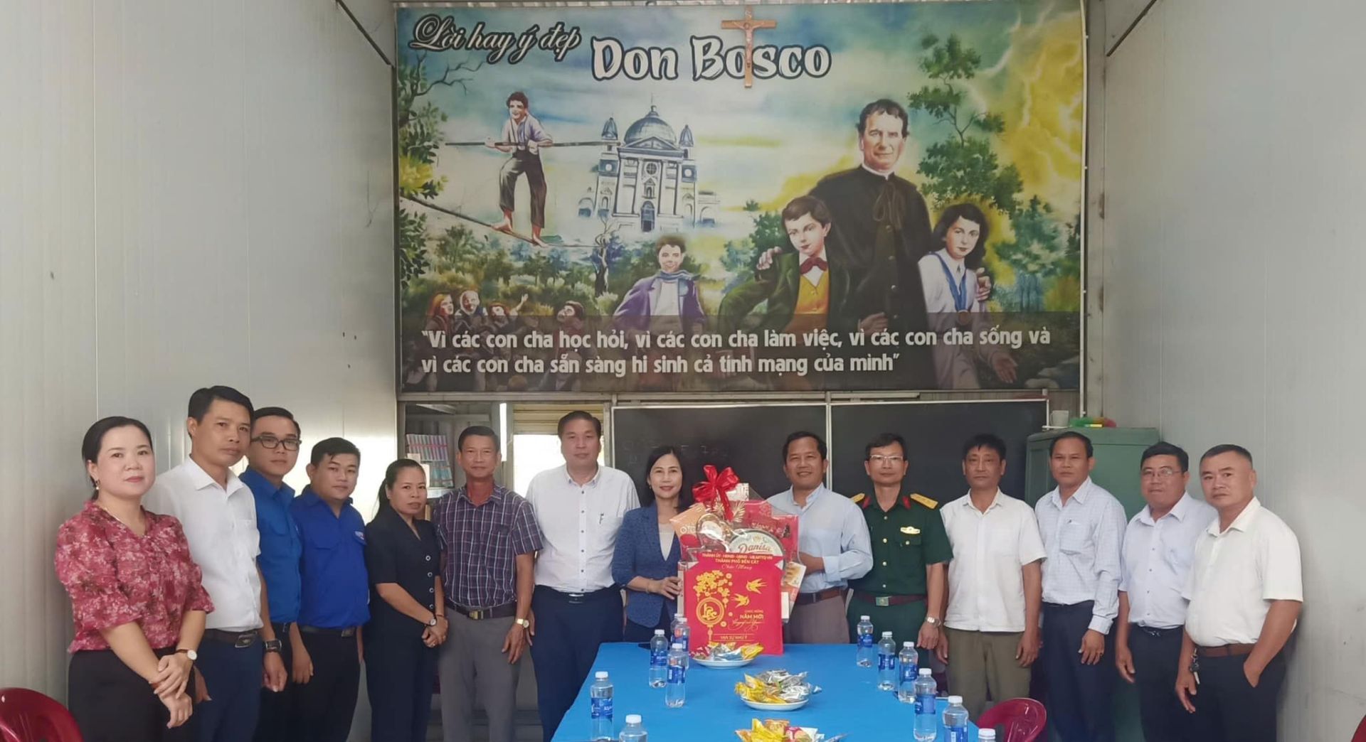 Có thể là hình ảnh về 15 người và văn bản